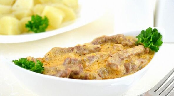 Beef with champignons in a creamy sauce - a hearty dish during the Consolidation phase of the Dukan diet