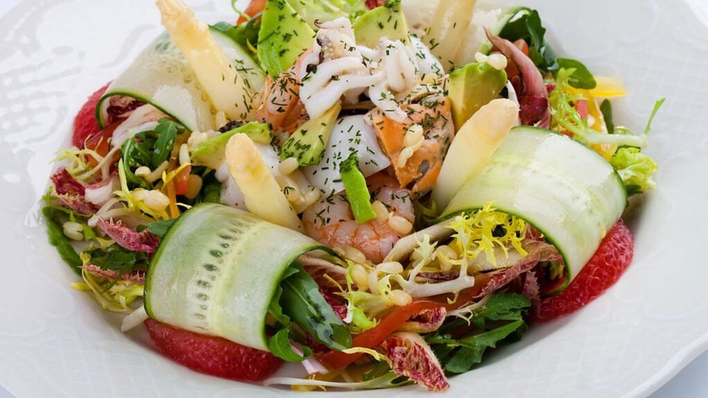 When following the Alternation phase of the Dukan diet, it is recommended to eat salad with seafood. 
